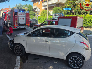 FOTO. Scontro all'incrocio a Cassano Magnago: auto si ribalta. Soccorsa anche una bambina di 12 anni