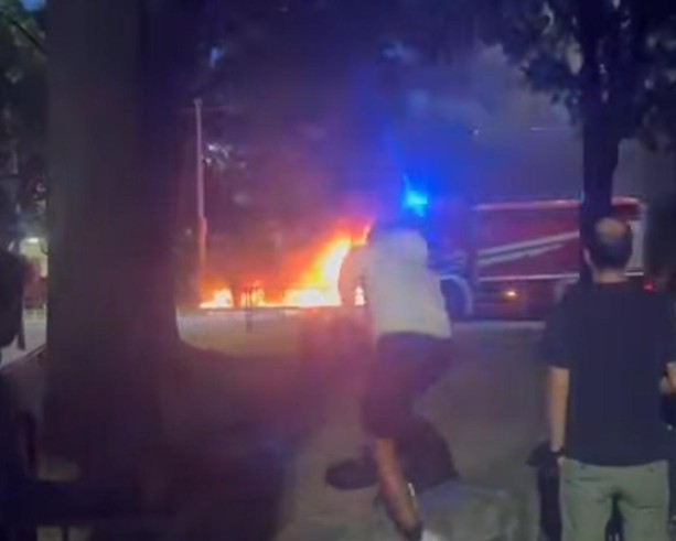 Auto in fiamme a Madonna di Campagna: notte di interventi per i vigili del fuoco e linee deviate dalla Gtt
