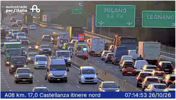 Altro incidente in Autolaghi: due persone soccorse e quattro chilometri di coda verso Milano Altro incidente in Autolaghi: due persone soccorse e quattro chilometri di coda verso Milano