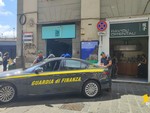 Centro Storico, bimbo lasciato in auto sotto il sole: salvato dalla Guardia di Finanza