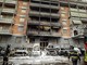 Rogo in via Sineo: un'auto prende fuoco, ma le fiamme avvolgono anche altre vetture vicine e il palazzo di fronte [VIDEO]