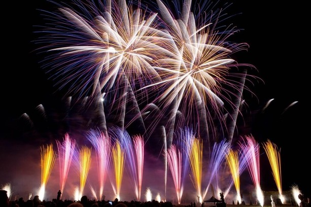 Cannes, al via il Festival dei Fuochi d’Artificio con un omaggio alle regine della musica