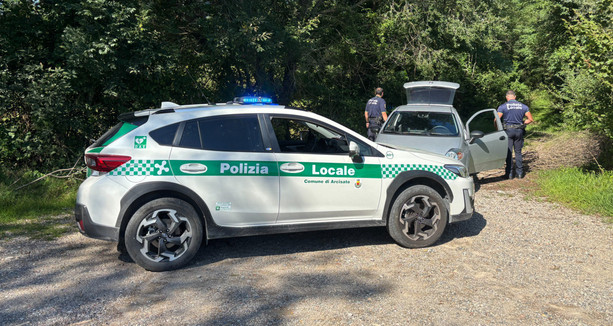 Inseguimento da film per le strade della Valceresio: preso dalla polizia locale di Arcisate uno dei fuggitivi