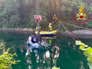FOTO. Auto con nove giovani a bordo finisce nel canale Villoresi: tre morti e sei feriti