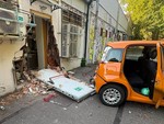 Fiat Panda come ariete contro la farmacia comunale, in fuga due donne incappucciate Fiat Panda come ariete contro la farmacia comunale, in fuga due donne incappucciate