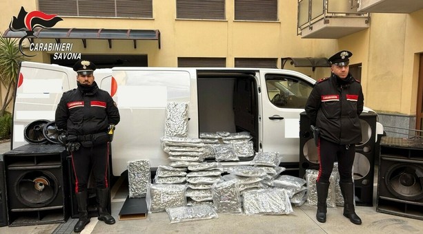 I carabinieri fermano un furgone sull'A6 tra Savona e Altare: trovati 66 kg di marijuana nascosti nelle casse acustiche I carabinieri fermano un furgone sull'A6 tra Savona e Altare: trovati 66 kg di marijuana nascosti nelle casse acustiche