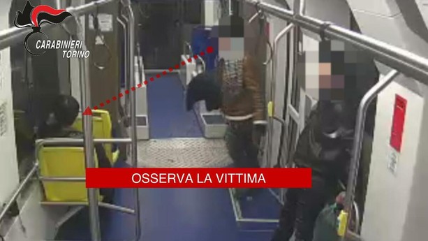 Preso a testate e poi rapinato appena sceso dal tram: arrestato un rapinatore (il complice era già in galera) Preso a testate e poi rapinato appena sceso dal tram: arrestato un rapinatore (il complice era già in galera)