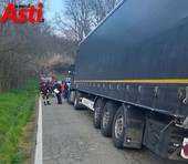 Bilico fuori strada a Vaglio Serra, traffico bloccato in Valdivaglio