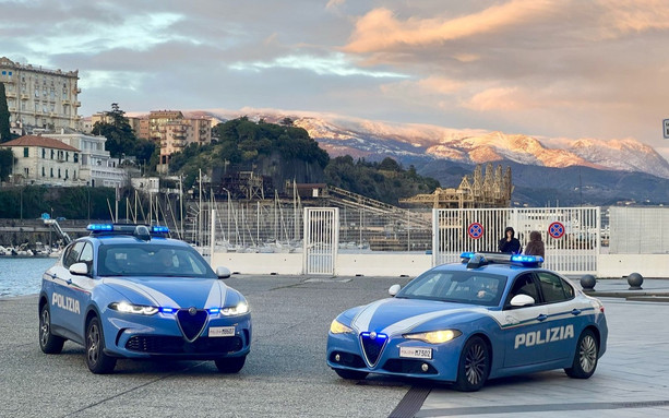 Savona, picchiano un 21enne con tirapugni e manganello: sei coetanei deferiti per lesioni aggravate