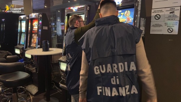 Maxi frode nelle sale giochi: arrestato il 'dominus' del sistema di videolottery contraffatte, quattro sale sequestrate ad Arma di Taggia