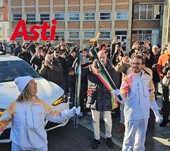 La Fiamma olimpica attraversa Asti: il cuore della città si accende per Milano-Cortina 2026 [VIDEO FOTO E INTERVISTA]