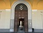 La maniglia gli rimase in mano, fatale la caduta mentre apriva la porta: tecnico comunale a processo per omicidio colposo