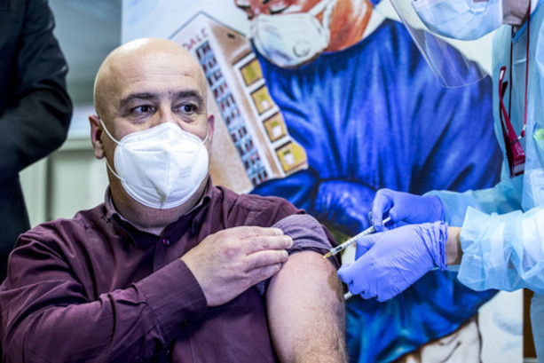 Vaccino anti covid, definito il piano per la somministrazione della terza dose. Lo riceveranno 35mila liguri Vaccino anti covid, definito il piano per la somministrazione della terza dose. Lo riceveranno 35mila liguri