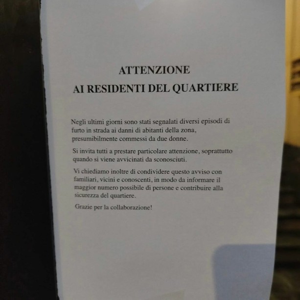 Volantini sui portoni di Pozzo Strada: "Attenzione ai furti in strada"