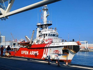 La nave Open Arms attracca a Savona: a bordo 85 persone salvate nel Mediterraneo (FOTO) La nave Open Arms attracca a Savona: a bordo 85 persone salvate nel Mediterraneo (FOTO)