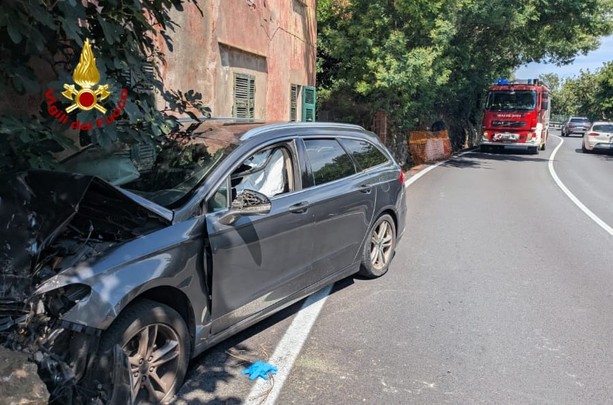 Varazze, sbanda andando a schiantarsi contro un muro di un edificio: autista estratto dai Vigili del fuoco