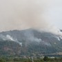 Incendio sul Mombracco: situazione in via di miglioramento ma prosegue il lavoro dei Vigili del Fuoco