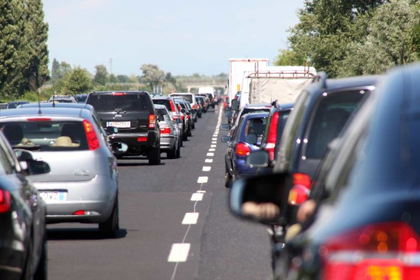 Si ribalta con l'auto sull'Autolaghi: un ferito e traffico in tilt