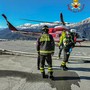 Anziano sulla carrozzina elettrica scivola in un dirupo
