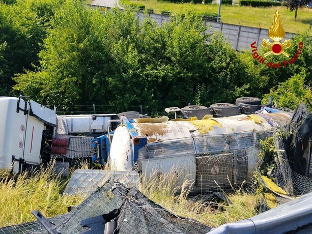 Autocisterna esce di strada e si ribalta sulla rampa tra A8 e 336: un ferito e quattro chilometri di coda verso Varese Autocisterna esce di strada e si ribalta sulla rampa tra A8 e 336: un ferito e quattro chilometri di coda verso Varese