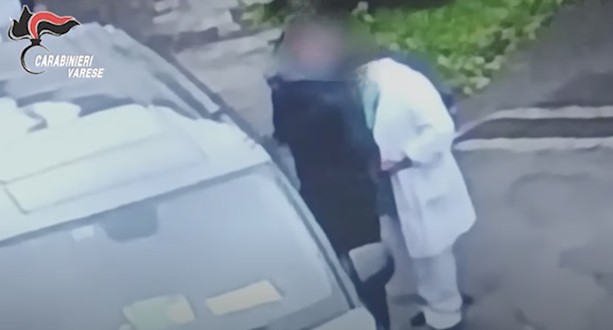 Corruzione all’obitorio di Saronno, il tariffario: 50 euro per vestire o radare una salma Corruzione all’obitorio di Saronno, il tariffario: 50 euro per vestire o radare una salma