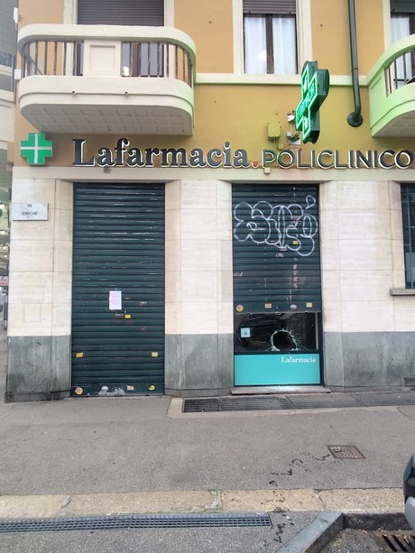"Chiuso per rapina": ladri prendono di mira la farmacia di Barriera di Milano
