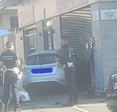 Incidente a Mirafiori, un'automobile sfonda la saracinesca di un negozio [FOTO]