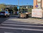 Striscione di "Vivere Vado" contro Gilardi e i lavori sulla strada di scorrimento. La maggioranza: "Il Sindaco e l’amministrazione ci sono e ci sono sempre stati" (FOTO) Striscione di "Vivere Vado" contro Gilardi e i lavori sulla strada di scorrimento. La maggioranza: "Il Sindaco e l’amministrazione ci sono e ci sono sempre stati" (FOTO)