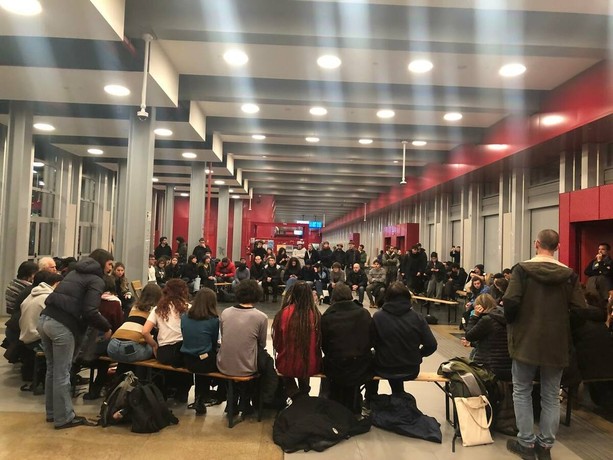 Studenti occupano Palazzo Nuovo dopo lo ‘scontro' con la rettrice: “Non impediremo lo svolgimento degli esami” Studenti occupano Palazzo Nuovo dopo lo ‘scontro' con la rettrice: “Non impediremo lo svolgimento degli esami”