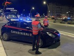 Non si ferma all'alt e scatta l'inseguimento impattando poi contro l'auto dei carabinieri: arrestato
