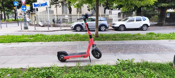 In monopattino senza casco e sul marciapiede, investe l'agente che cerca di fermarlo: denunciato In monopattino senza casco e sul marciapiede, investe l'agente che cerca di fermarlo: denunciato
