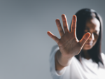 Scambia foto intime con un ragazzo, ma lui le tiene e la ricatta: arrestato dai civich per violenza sessuale ed estorsione