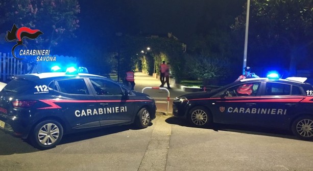 Importunano due ragazze fuori dalla discoteca, interviene a difesa un 22enne e viene colpito con due coltellate: tre arrestati