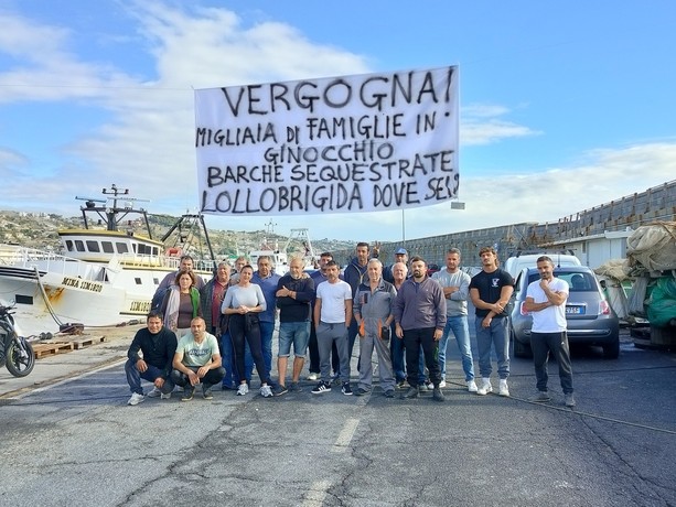 &quot;Famiglie in difficoltà, barche ferme&quot;: la protesta dei pescatori liguri a Sanremo (Foto)