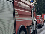 Alba: muletto in fiamme all'interno di un capannone, tre persone in ospedale per accertamenti
