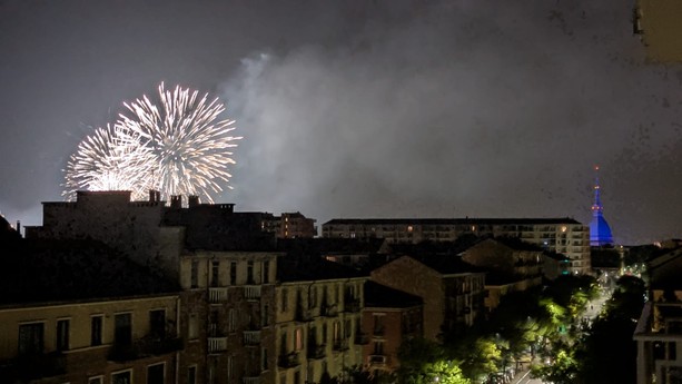 San Giovanni, in 40 mila per assistere ai tradizionali fuochi d'artificio lungo il Po [FOTO]