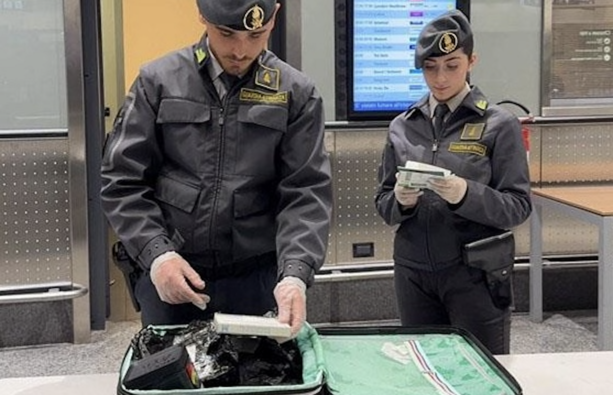 Malpensa, maxi sequestro di sigarette di contrabbando: 44 denunce