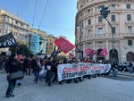 Sciopero generale, Genova studenti e portuali uniti in piazza: "Basta fondi alla guerra”. Corteo in atto [FOTO]