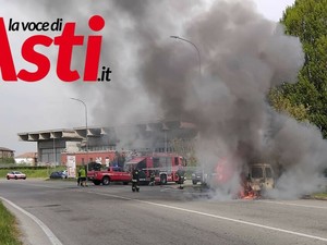 Provvidenziale intervento per un mezzo in fiamme in via Cuneo [FOTO e VIDEO]