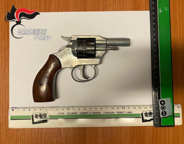 Litiga per un parcheggio e minaccia di morte la vicina con un revolver alla fronte