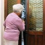Anziana truffata online, la Polizia incastra il responsabile e recupera oltre 14mila euro sottratti alla donna Anziana truffata online, la Polizia incastra il responsabile e recupera oltre 14mila euro sottratti alla donna