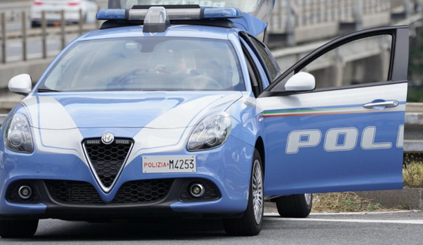 Varese, ruba al supermercato e fugge tra le auto: preso dalla polizia
