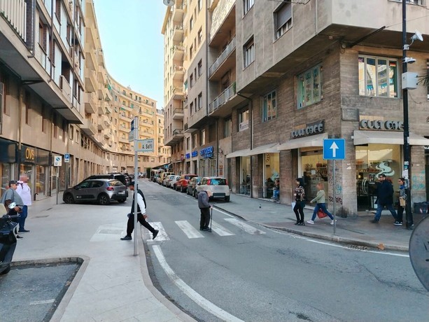 Senza fissa dimora crea scopiglio a Savona, una commerciante: "È entrato nel negozio dicendo che mi avrebbe ucciso" Senza fissa dimora crea scopiglio a Savona, una commerciante: "È entrato nel negozio dicendo che mi avrebbe ucciso"