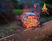 FOTO. Auto distrutta dalle fiamme a Cantello: intervengono i vigili del fuoco