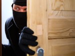 Ladro si introduce in una villa: all'arrivo della polizia si finge giardiniere per non essere arrestato Ladro si introduce in una villa: all'arrivo della polizia si finge giardiniere per non essere arrestato