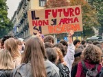 Studenti in piazza ad Asti, la protesta fa paura solo nelle fake news: "Più scuola, meno armi" Studenti in piazza ad Asti, la protesta fa paura solo nelle fake news: "Più scuola, meno armi"