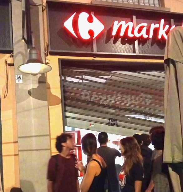 Distrutta saracinesca del Carrefour durante la manifestazione per Gaza. La rabbia di chi c'era: &quot;Così si rovina tutto&quot;