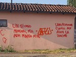 "Un giorno morirai per mano mia": scritta inquietante compare su un muro della città "Un giorno morirai per mano mia": scritta inquietante compare su un muro della città
