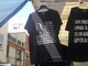 Maglie con il volto di Mussolini alla fiera di Santa Rita: la polizia locale le fa rimuovere Maglie con il volto di Mussolini alla fiera di Santa Rita: la polizia locale le fa rimuovere