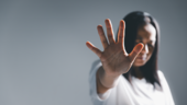 Scambia foto intime con un ragazzo, ma lui le tiene e la ricatta: arrestato dai civich per violenza sessuale ed estorsione